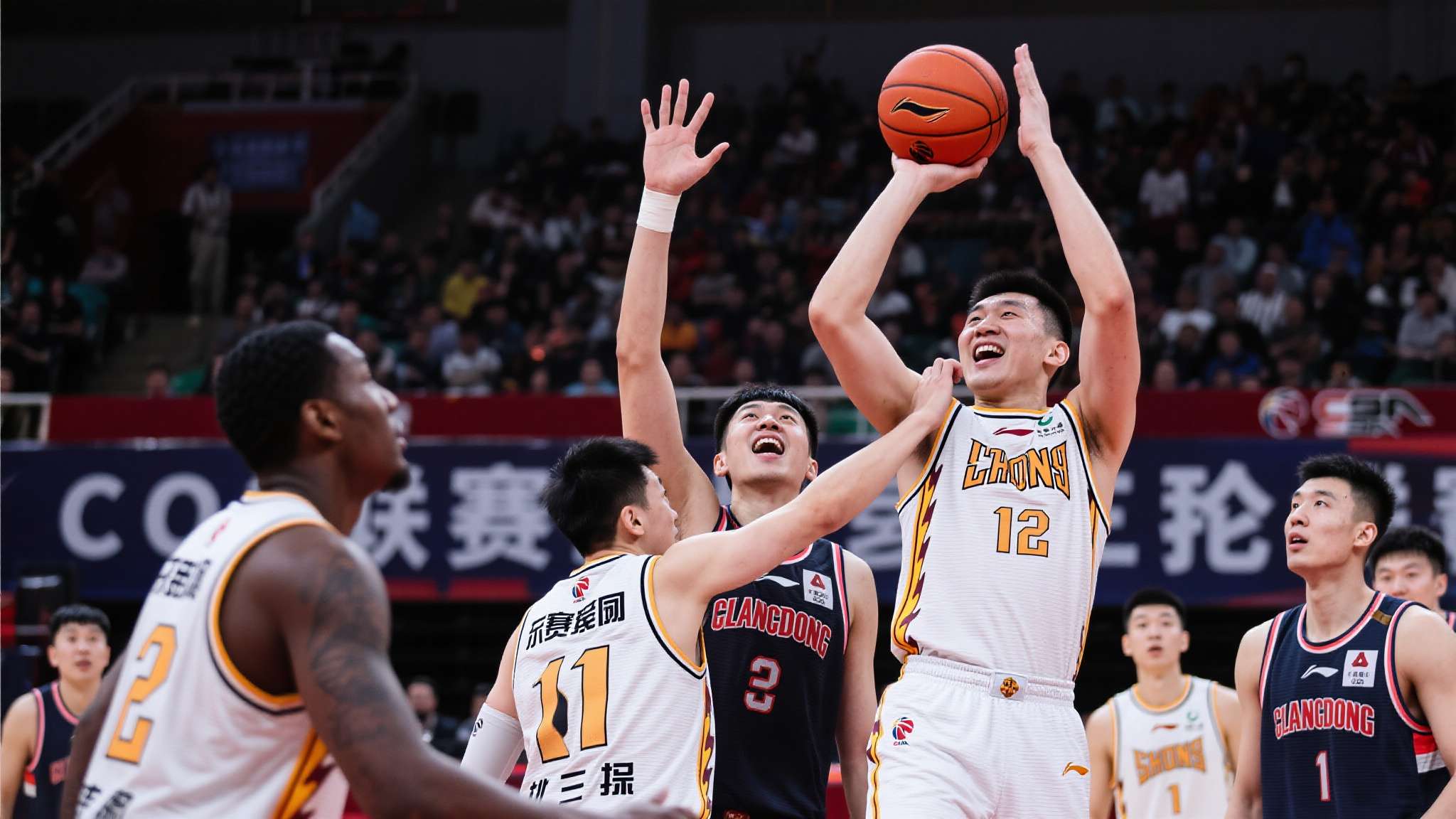 CBA8进4抢三大战!京粤加时绝杀后,谁能拿下最后四强席位? 从历届CBA季后赛的规律来看,在抢三决战中,往往不是实力更强的一方胜出,而是心态