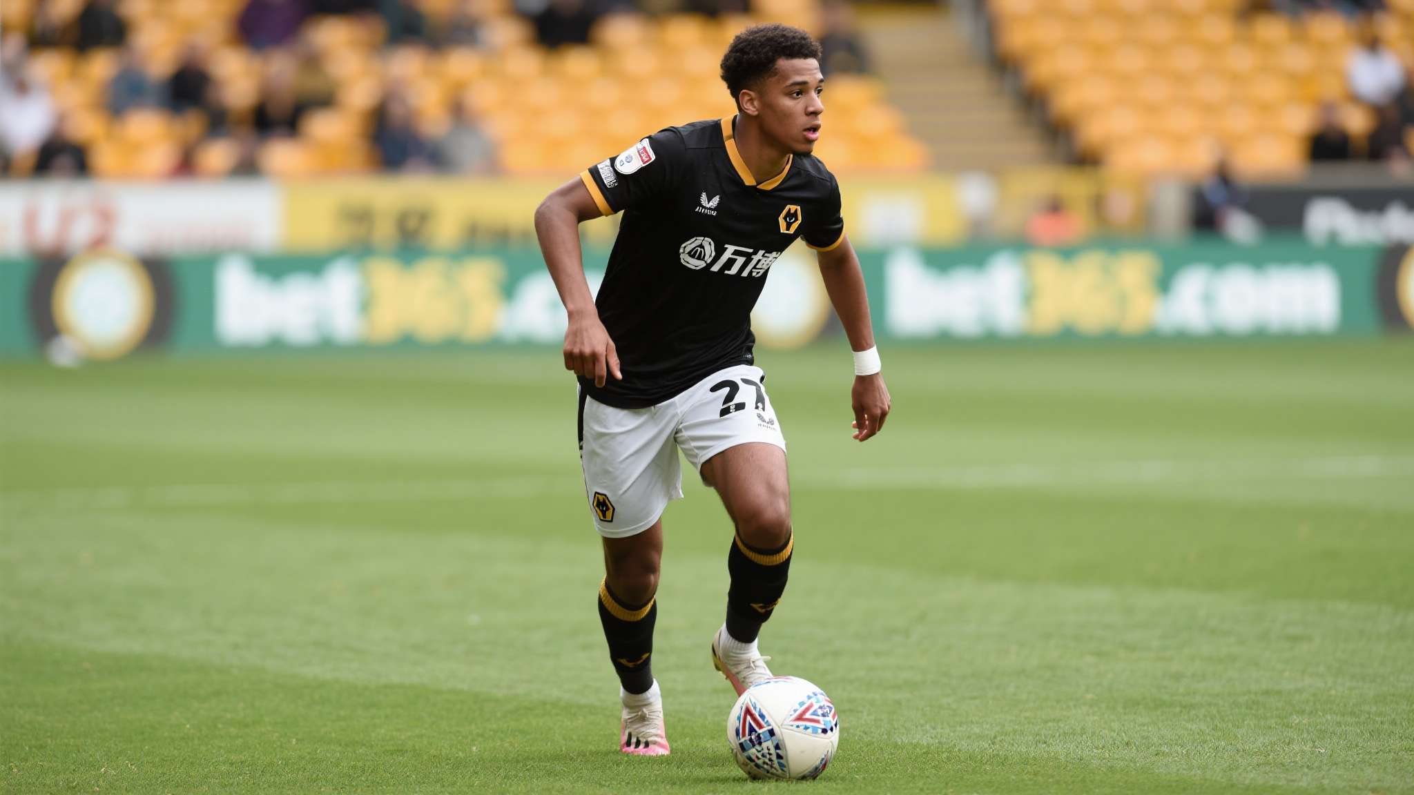 国际米兰最新队标 与防线的低迷形成鲜明对比,马耶(Maye)成为本赛季U23最大的亮点之一。这位此